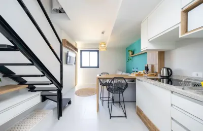 Studio duplex finamente decorado em curitiba, à 400m do shopping palladium, 32m²