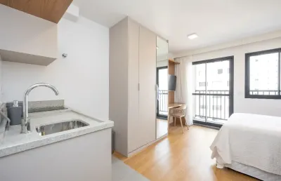 Studio mobiliado e decorado no centro de curitiba, para até 2 pessoas, 24mt