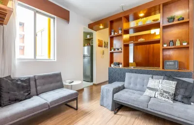 Apartamento dois quartos totalmente mobiliado, no 5º andar, em excelente localização no centro de curitiba, 43m²