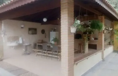O terreno tem por volta de 1.100 m. o imóvel por volta de 250 m, não sei ao certo com o passar dos anos foram feitas ampliações. no andar superior tem