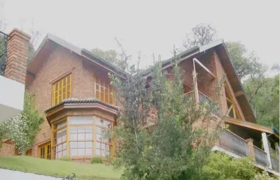 Sobrado maravilhoso para locação na serra da cantareira, 4 suítes, 6 vagas e lazer