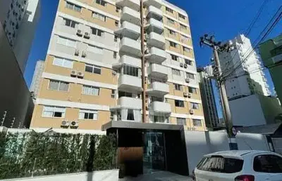Sofisticação e espaço em cobertura plana com 04 suítes e 02 vagas a 435m do mar