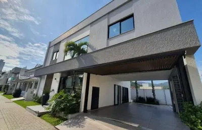 Belíssima casa alto padrão com 04 dormitórios suítes 05 banheiros e 04 vagas de garagem em 250m² localizados na barra