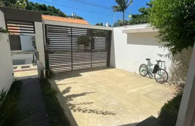 Casa triplex mobiliada com 03 suítes garagem para 02 carros e bicicletário na praia brava