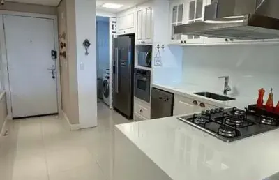 Apartamento mobiliado no amores da brava com 03 dormitórios e vista mar