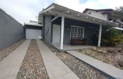 Espaçosa casa com 03 dormitórios sendo 01 suíte 03 vagas de garagem com 405m² de área total - praia dos amores