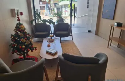 Elegante apartamento mobiliado no ed montefiore com 02 dormitórios sendo 01 suíte e 01 vaga privativa nas nações em bc