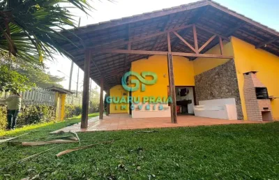 Casa ampla, térrea, 3 dormitórios sendo 2 suítes, sala para 2 ambientes com lareira, lavabo, cozinha, área de serviço, despensa