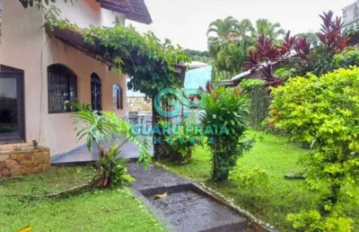 Casa com 6 quartos sendo 4 suítes, sala de jantar, sala de estar, sala de tv, 5 banheiros, cozinha armário planejado, lavanderia, churrasqueira, piscina, lindo jardim arborizado