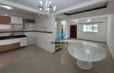 Excelente sobrado triplex em villagio à venda na praia do tombo, na cidade guarujá, amplo e confortável com boa distribuição.