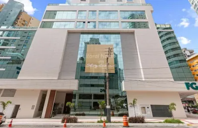 Apartamento finamente mobiliado com linda vista para o mar.