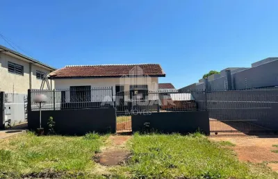 Terreno contendo uma casa, uma casa nos fundos e duas quitinetes no jd canada