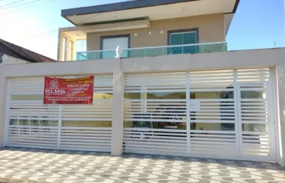 Vl. caiçara, condomínio novo 2 dorms, com quintal, próximo ao mar