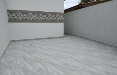Jardim real, casa nova 2 dormitórios sendo 1 suite, garagem, 79 mts do mar