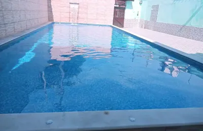 Vila caiçara, sobrado 2 dorms, piscina 100 mts do mar.