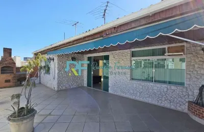Cobertura ampla, 236m², 6 dormitórios, 3 banheiros sociais.
