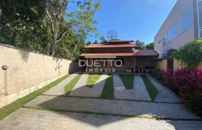 Casa de praia em condomínio fechado, contando com 02 dormitórios e piscina adulto e infantil, à ven