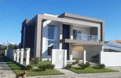 Casa com 3 quartos, sendo 1 suíte, mobiliada, com móveis de alto padrão, piscina, garagem