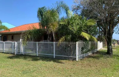 Casa com 3 quartos, sendo 2 suítes, churrasqueira e garagem fechada. próximo ao mar
