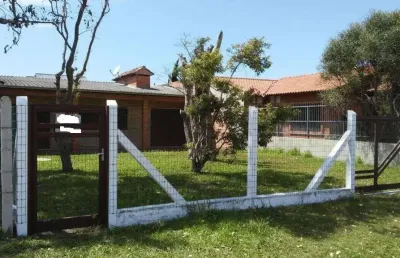 Casa com 4 quartos, edícula e amplo pátio na frente, próximo ao mar. oportunidade!