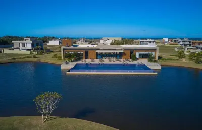 Terreno com 300 m², pronto para construir, condomínio fechado, 1 quadra do mar, em capão