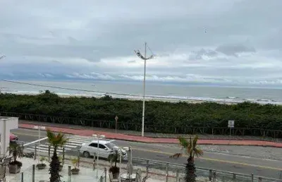 Mar com 3 suites, suíte master com hidro e sacada aberta com churrasqueira carvão.