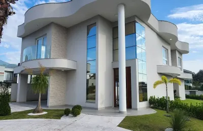 Casa nova no caledônia de esquina , finamente mobiliada e equipada.