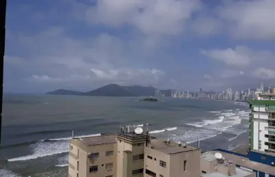 Apartamento frente mar, lateral na barra norte com 3 quartos, sendo uma suíte.