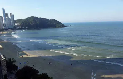Frente mar na barra norte com 3 quartos + dependência, sacada com churrasqueira a carvão e 2 vagas