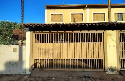 Casa com 3 quartos para alugar na Avenida Duque de Caxias, 1165, Centro, Jaboticabal