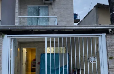 Casa de condomínio de 02 dormitórios, bairro santa regina, camboriú/sc