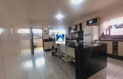 2 lavabos, 2 vagas, 3 dormitórios sendo 1 suíte, àrea gourmet com churrasqueira, cozinha intregrada com área gourmet