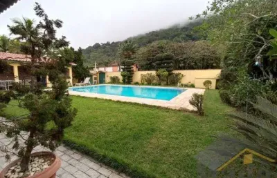 Excelente casa térrea com 05 suítes e amplo jardim com piscina à venda na praia do guaiuba - ref.: 5767