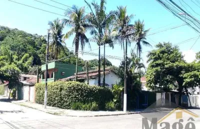 Excelente locação, terreno de esquina com 566 m² com 03 casas terreas individuais para venda na praia do tombo - ref.: 5158