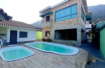 Sobrado com 05 suítes e ampla área de lazer com piscina e churrasqueira na praia do guaiuba - ref.: 4737