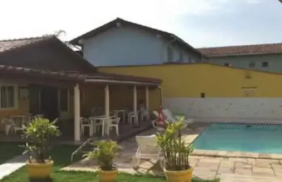 Sobrado em condominio fechado com piscina 100 metros da praia!