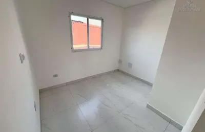 Casa de condomínio na vila tupi, 2 dormitórios com suíte! sobreposta alta!