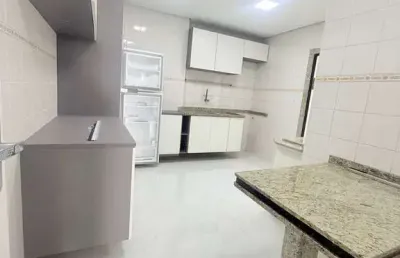 Cobertura reformada com espaço gourmet – vila tupi, praia grande-sp