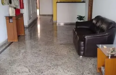Apartamento com sacada e lazer completo – vila tupi, praia grande-sp