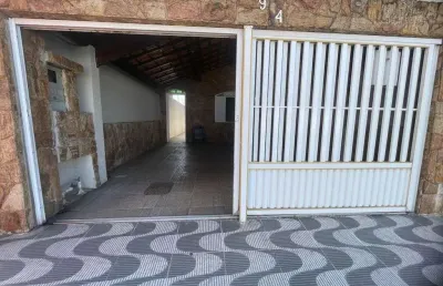 Residência na praia grande, com 3 quartos, sendo 1 suíte, e churrasqueira.