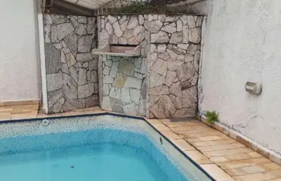 Casa térrea individual, 2 quartos com piscina edícula com mais 2 suítes