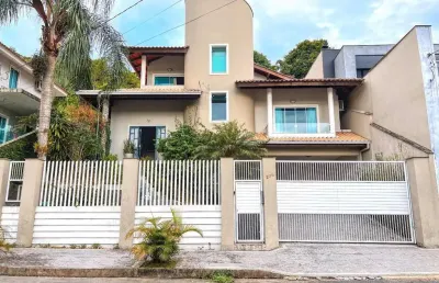 Casa à venda em jaraguá do sul com 3 quartos sendo 1 suíte – bairro amizade