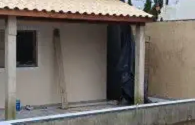 Casa no bairro tupy, em itanhaém - localizado lado praia, em rua calçada.