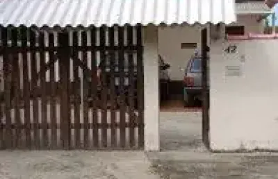 Casa no bairro jardim umuarama, em itanhaém - localizado lado serra, em rua de terra.