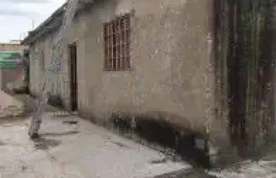 Casa no bairro parque augustus, em itanhaém - localizado lado praia, em rua de terra.