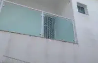 Casa em condomínio no bairro cibratel 2, em itanhaém - localizado lado praia, em rua calçada.