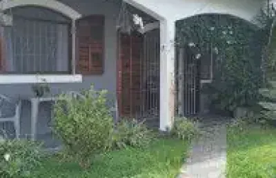Casa no bairro tupy, em itanhaém - localizado lado praia, em rua calçada.