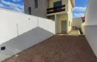 Casa sobreposta no bairro bopiranga, em itanhaém - sendo lado praia, com acesso asfaltado.