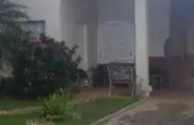 Belíssima casa no bairro jardim jamaica, em itanhaém - sendo lado praia, em rua pavimentada.