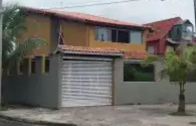 Casa no bairro jardim regina, em itanhaém - sendo de frente ao mar, em rua asfaltada.